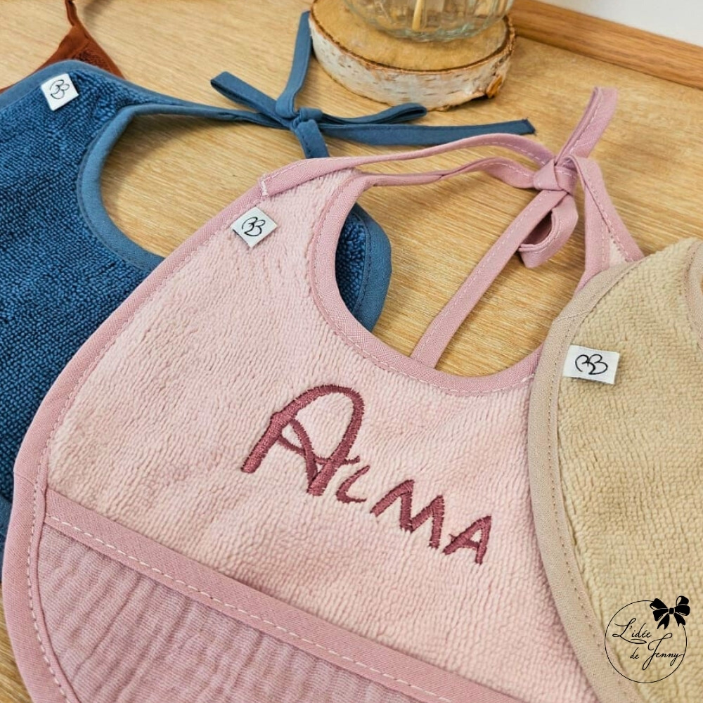 petit bavoir brodé, plusieurs couleurs disponibles