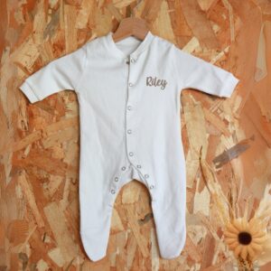 Pyjama grenouillère blanc personnalisé brodé au prénom de bébé