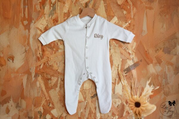 Pyjama grenouillère blanc personnalisé brodé au prénom de bébé
