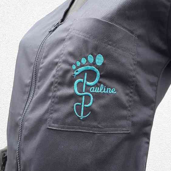 Blouse brodé pour une podologue