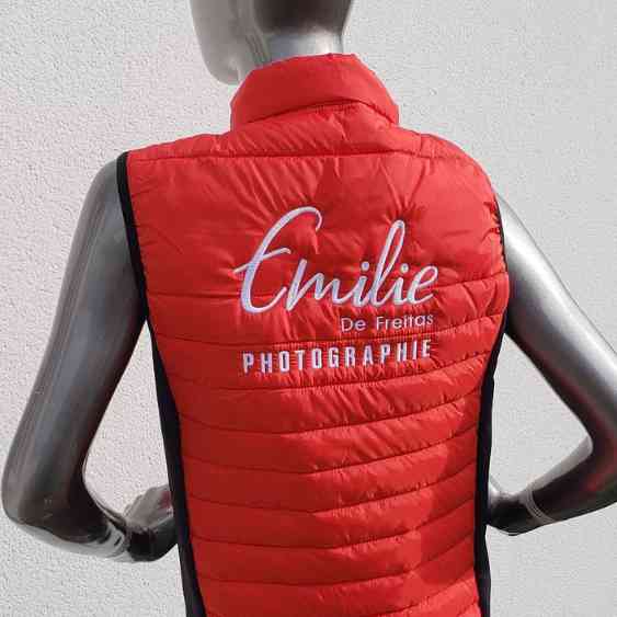 Logo brodé sur une veste rouge pour emilie photographie