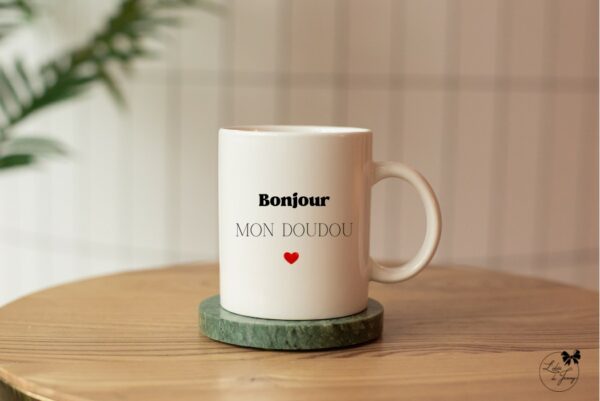 Mug blanc personnalisé avec "Bonjour mon doudou" idéal comme cadeau.