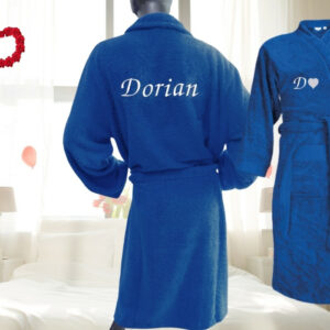 Peignoir brodé personnalisé pour la Saint-Valentin, cadeau romantique et élégant.