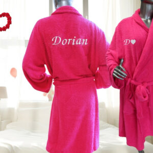 Peignoir brodé personnalisé pour la Saint-Valentin, cadeau romantique et élégant.