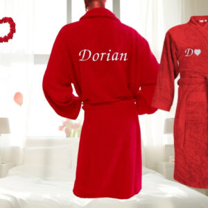 Peignoir brodé personnalisé pour la Saint-Valentin, cadeau romantique et élégant.
