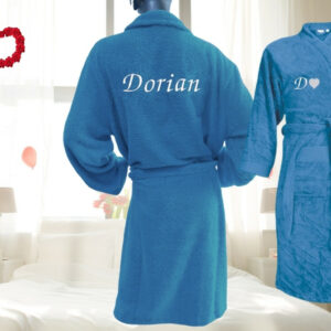 Peignoir brodé personnalisé pour la Saint-Valentin, cadeau romantique et élégant.