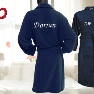 Peignoir brodé personnalisé pour la Saint-Valentin, cadeau romantique et élégant.