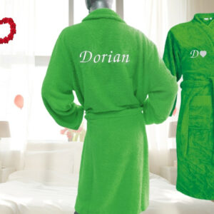 Peignoir brodé personnalisé pour la Saint-Valentin, cadeau romantique et élégant.
