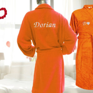 Peignoir brodé personnalisé pour la Saint-Valentin, cadeau romantique et élégant.