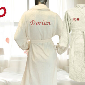 Peignoir brodé personnalisé pour la Saint-Valentin, cadeau romantique et élégant.