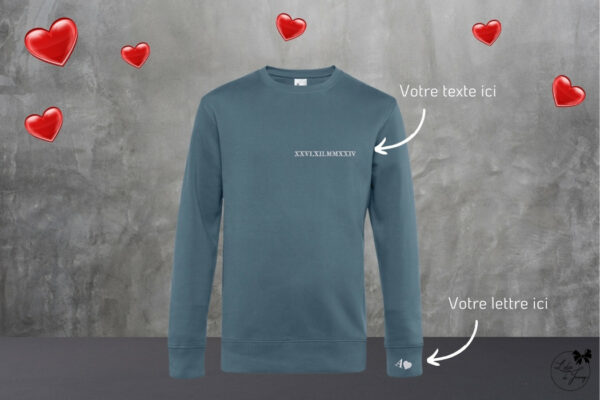 Pull personnalisé pour couple, brodé avec une date et une initiale sur la manche.