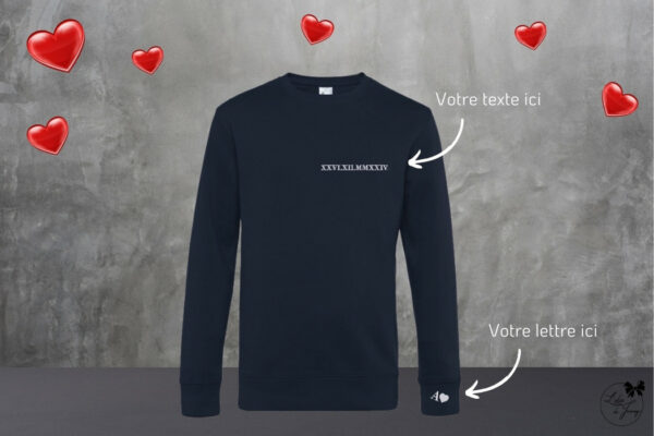 Pull personnalisé pour couple, brodé avec une date et une initiale sur la manche.