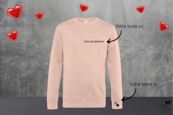 Pull personnalisé pour couple, brodé avec une date et une initiale sur la manche.