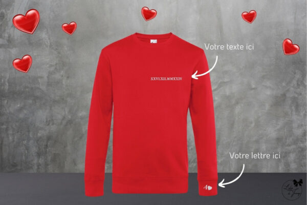 Pull personnalisé pour couple, brodé avec une date et une initiale sur la manche.