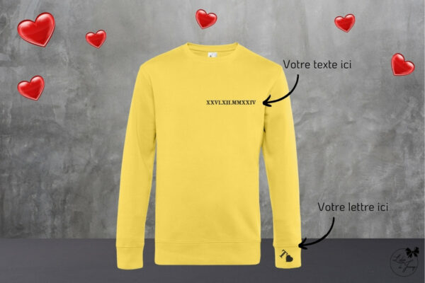 Pull personnalisé pour couple, brodé avec une date et une initiale sur la manche.