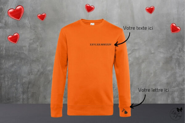 Pull personnalisé pour couple, brodé avec une date et une initiale sur la manche.