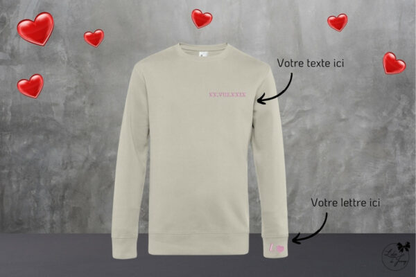 Pull personnalisé pour couple, brodé avec une date et une initiale sur la manche.