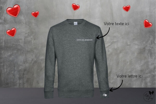 Pull personnalisé pour couple, brodé avec une date et une initiale sur la manche.