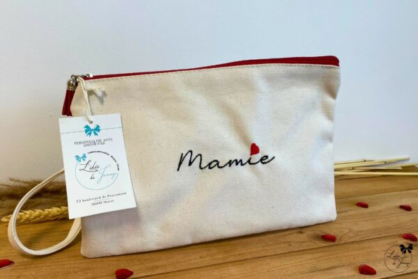 Pochette personnalisée brodée pour Mamie avec texte au choix