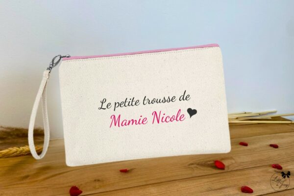 Pochette personnalisée brodée pour Mamie avec texte au choix