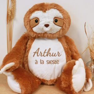 Peluche Paresseux personnalisée brodée avec prénom et date de naissance, range-pyjama intégré
