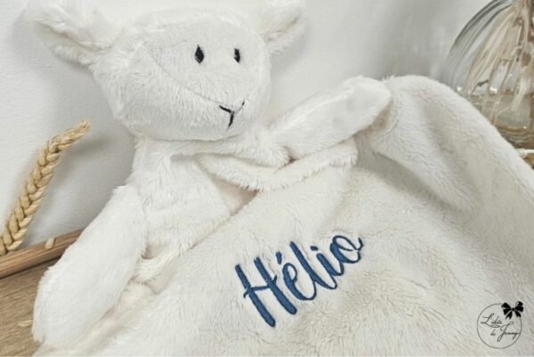 Doudou pochette personnalisé brodé avec prénom pour bébé, pratique et doux, idéal pour cacher un petit trésor.