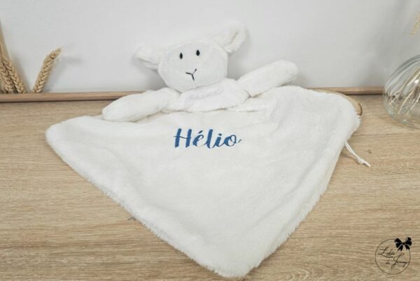 Doudou pochette personnalisé brodé avec prénom pour bébé, pratique et doux, idéal pour cacher un petit trésor.