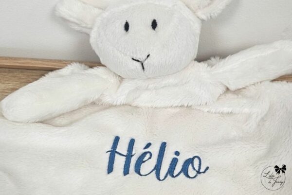 Doudou pochette personnalisé brodé avec prénom pour bébé, pratique et doux, idéal pour cacher un petit trésor.