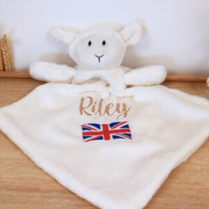 Doudou pochette personnalisé brodé avec prénom pour bébé, pratique et doux, idéal pour cacher un petit trésor.