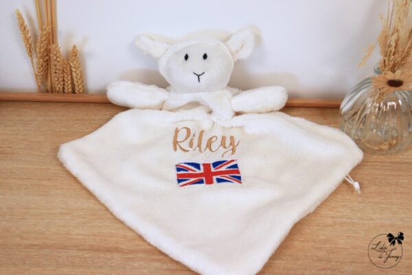 Doudou pochette personnalisé brodé avec prénom pour bébé, pratique et doux, idéal pour cacher un petit trésor.