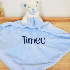 Doudou pochette personnalisé brodé avec prénom pour bébé, pratique et doux, idéal pour cacher un petit trésor.