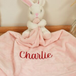 Doudou pochette personnalisé brodé avec prénom pour bébé, pratique et doux, idéal pour cacher un petit trésor.