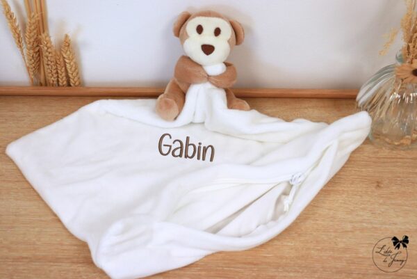 Doudou pochette personnalisé brodé avec prénom pour bébé, pratique et doux, idéal pour cacher un petit trésor.
