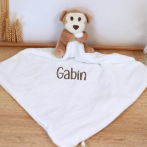 Doudou pochette personnalisé brodé avec prénom pour bébé, pratique et doux, idéal pour cacher un petit trésor.