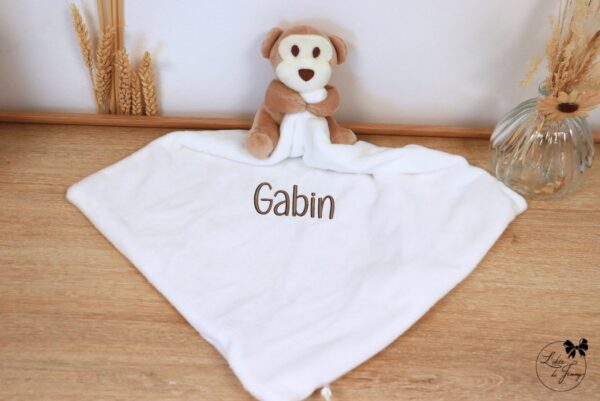 Doudou pochette personnalisé brodé avec prénom pour bébé, pratique et doux, idéal pour cacher un petit trésor.