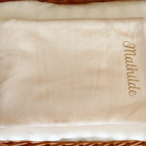 Plaid brodé personnalisé avec prénom, couleur, police et motif au choix