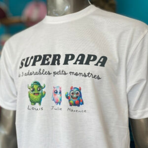 T-shirt blanc personnalisé pour papa avec visuels de petits monstres et prénoms d’enfants